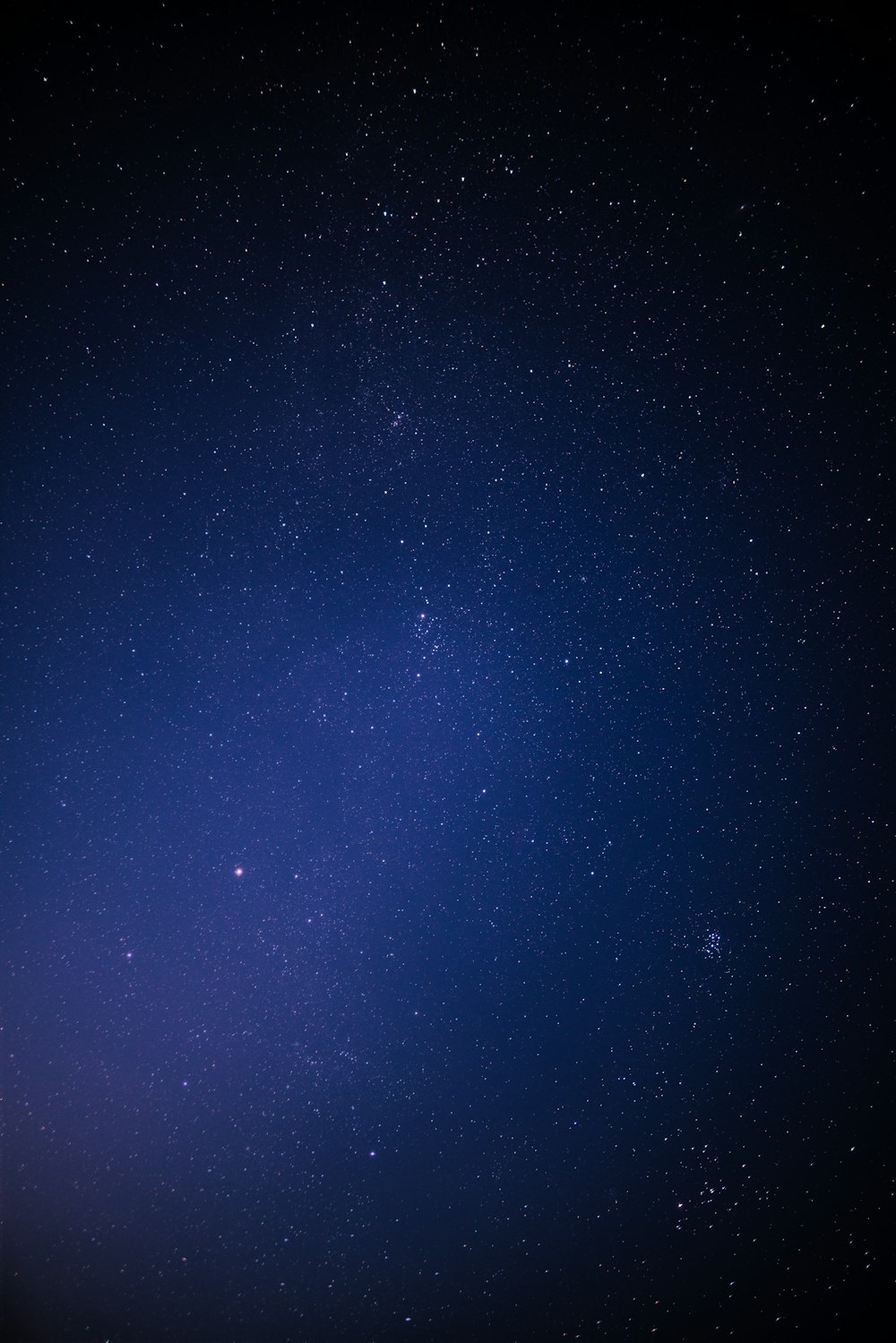 cielo azul con estrellas durante la noche