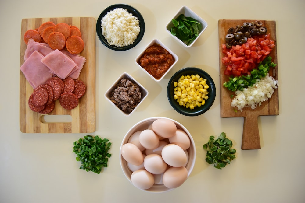 carne fatiada em placa de cerâmica branca