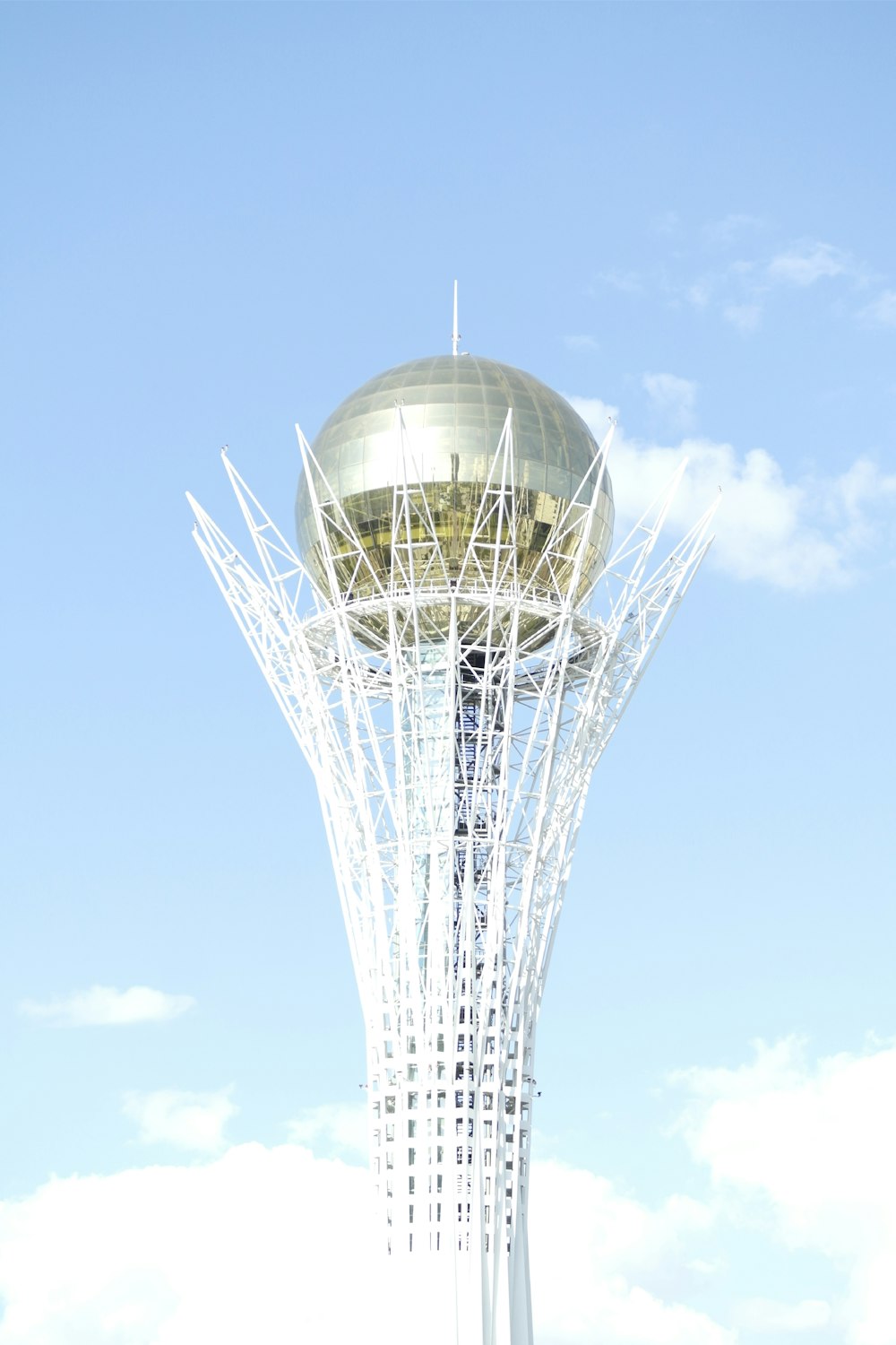 white and gray space needle under blue sky during daytime