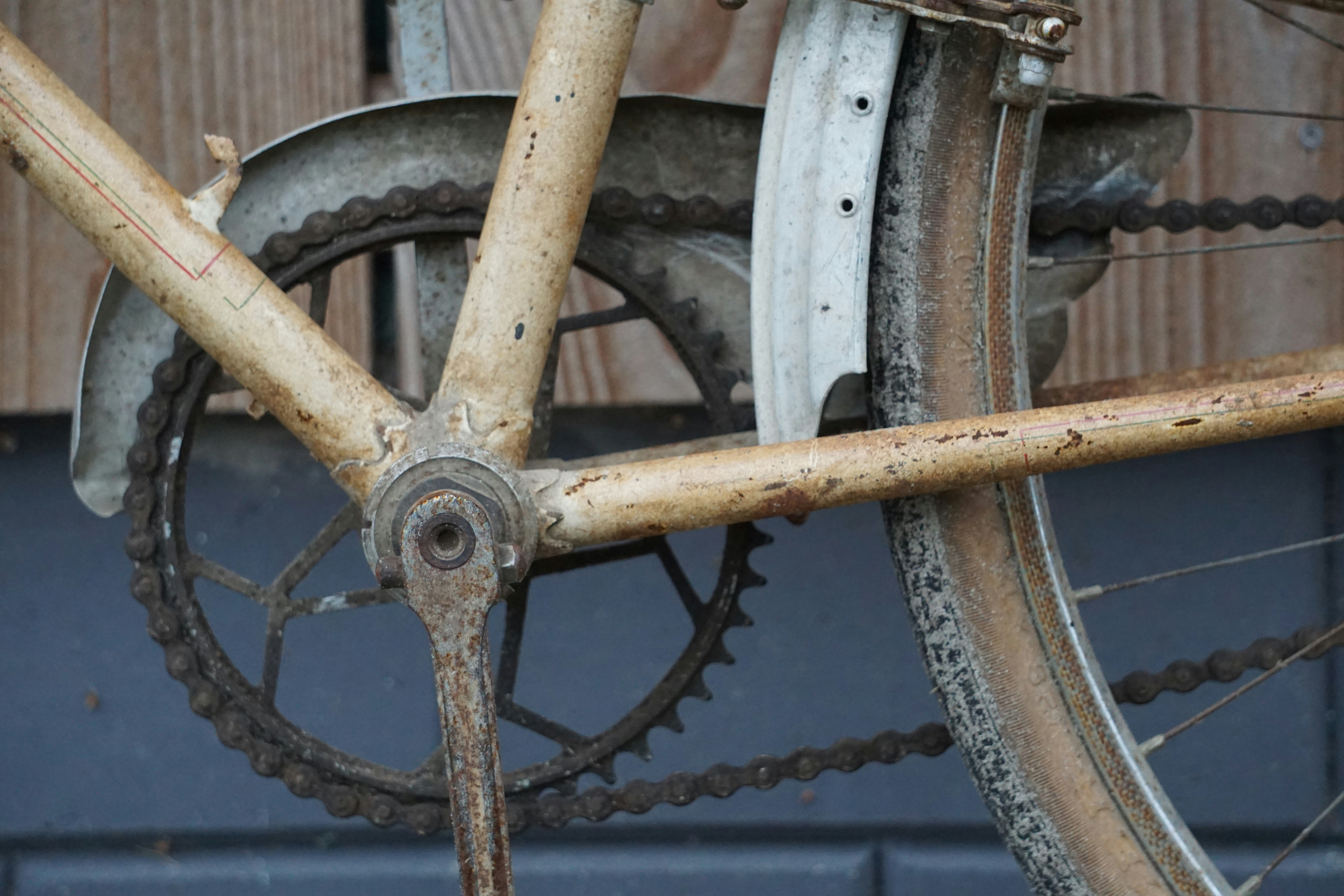 rueda de bicicleta marrón y negro