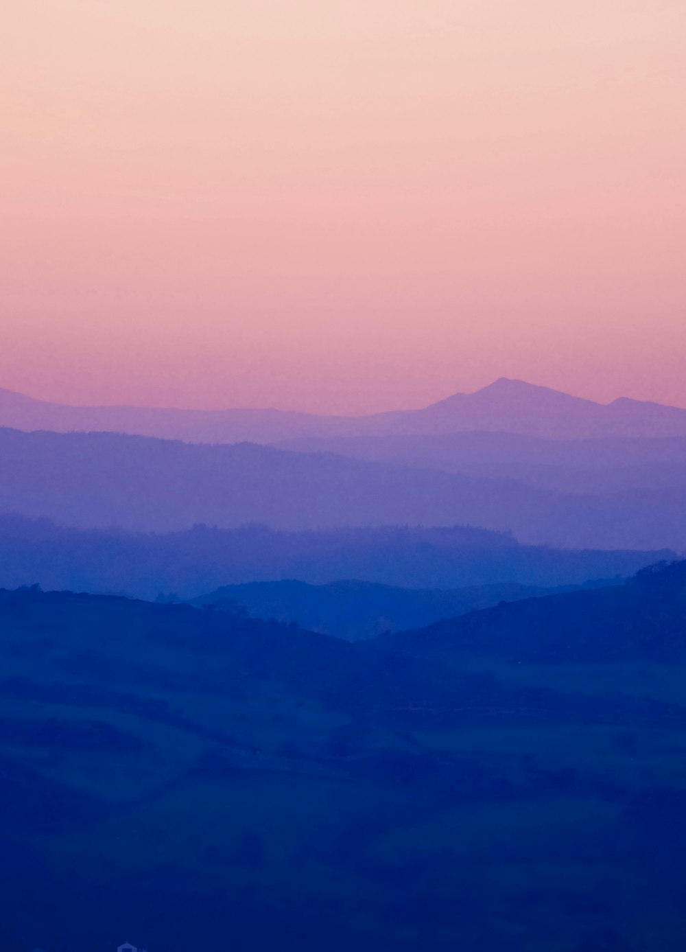 Berge unter weißem Himmel tagsüber