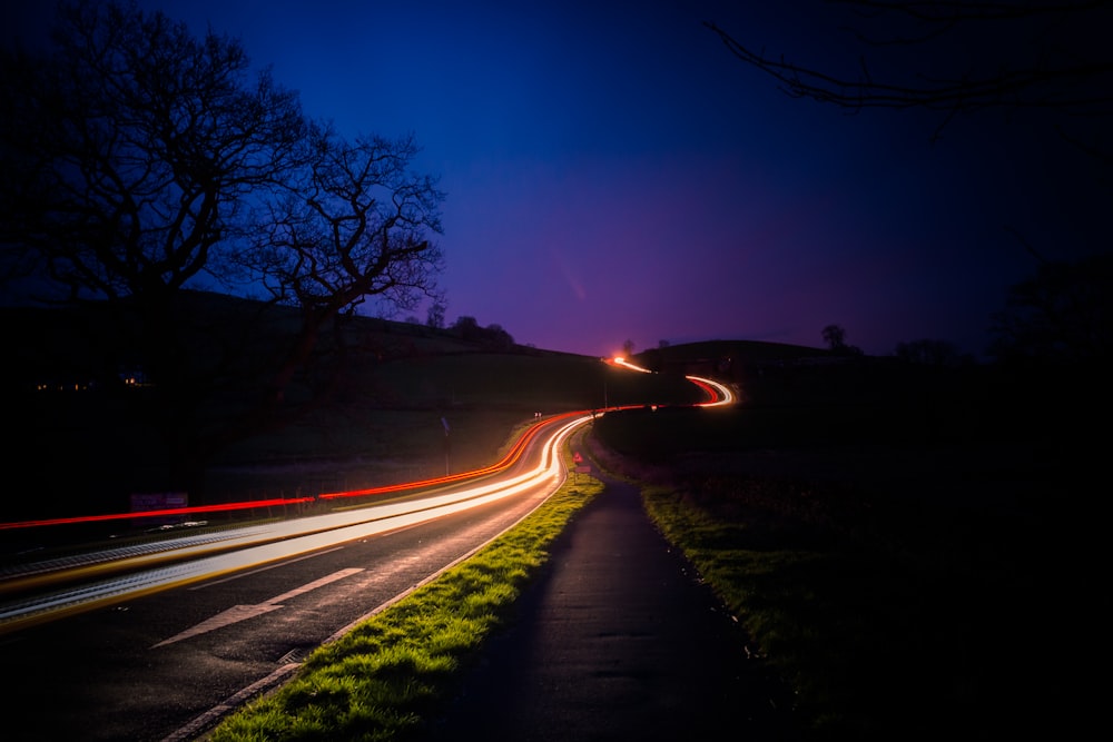 Fotografia Time Lapse di auto su strada durante la notte