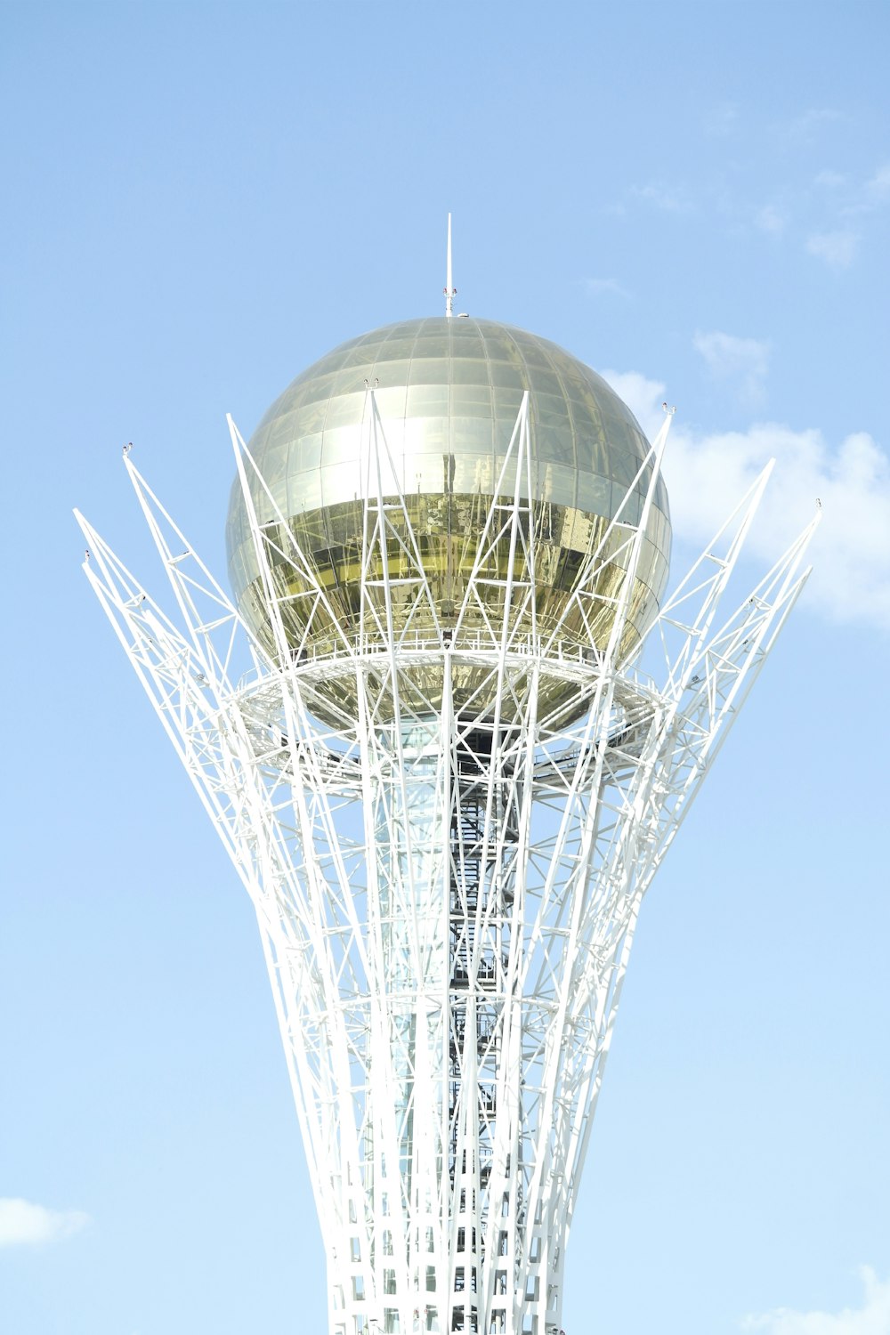 bâtiment rond blanc et gris