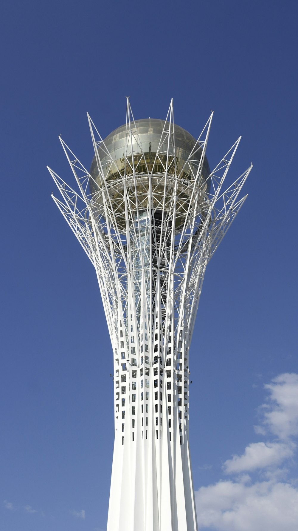 weißer und schwarzer Turm tagsüber unter blauem Himmel