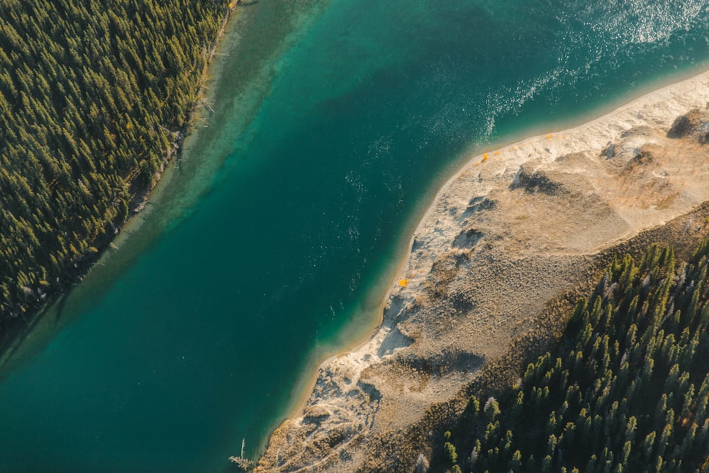 Veduta aerea delle onde dell'oceano sulla riva durante il giorno