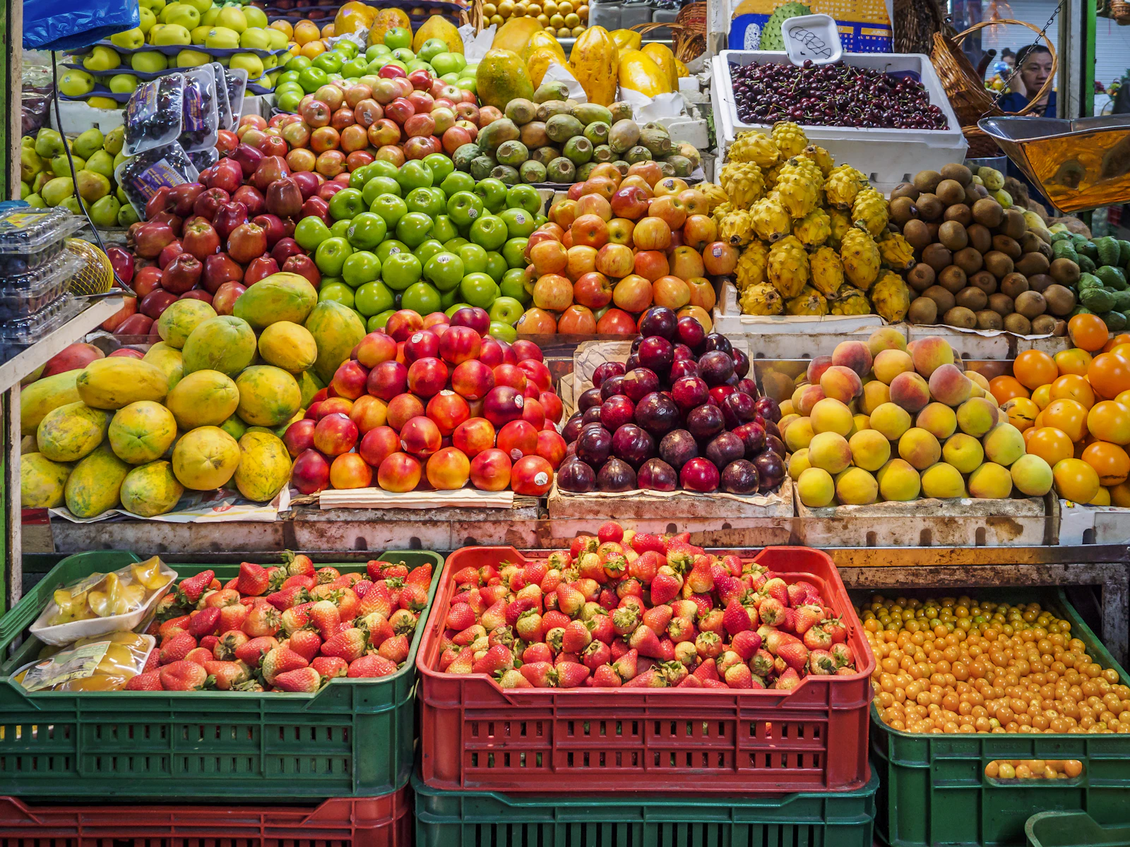 Étal de marché garni de pommes, de poires et d'autres fruits de saison