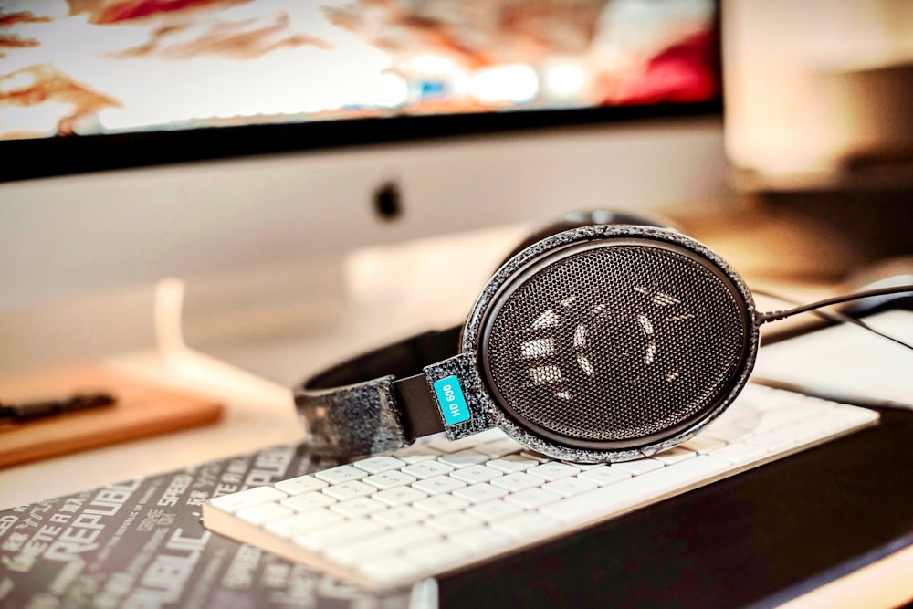 Reloj redondo negro y plateado en MacBook plateado