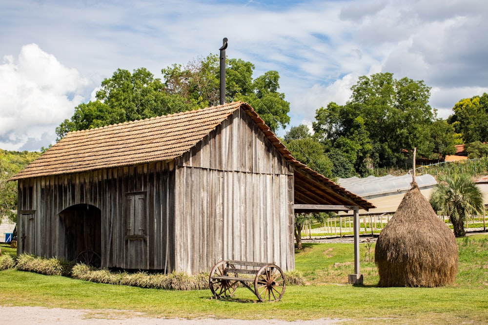 Braunes Holzhaus in der Nähe von grünen Bäumen tagsüber