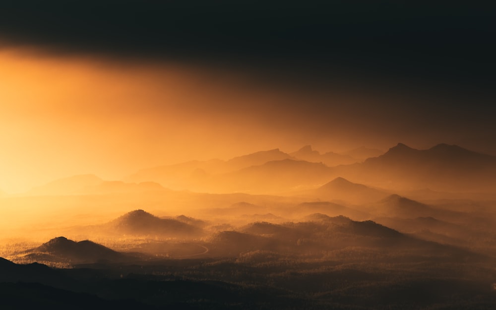 silhouette di montagne durante il tramonto