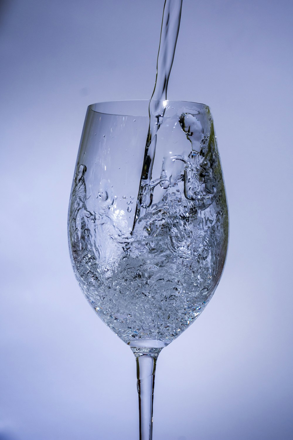 bicchiere da vino trasparente con acqua