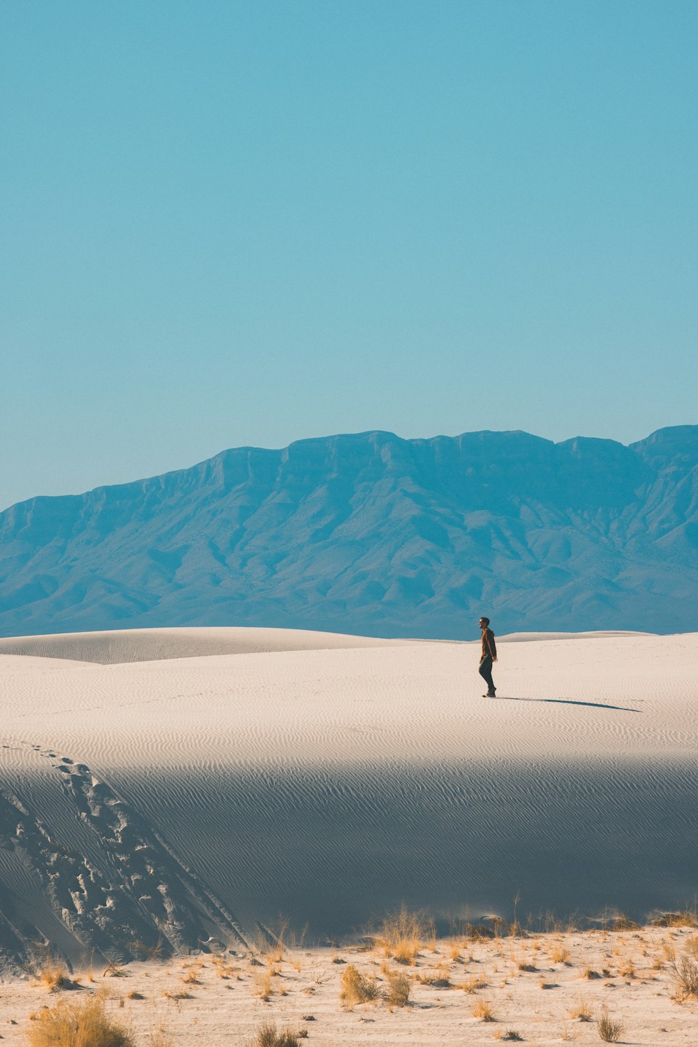 pessoa andando no deserto durante o dia