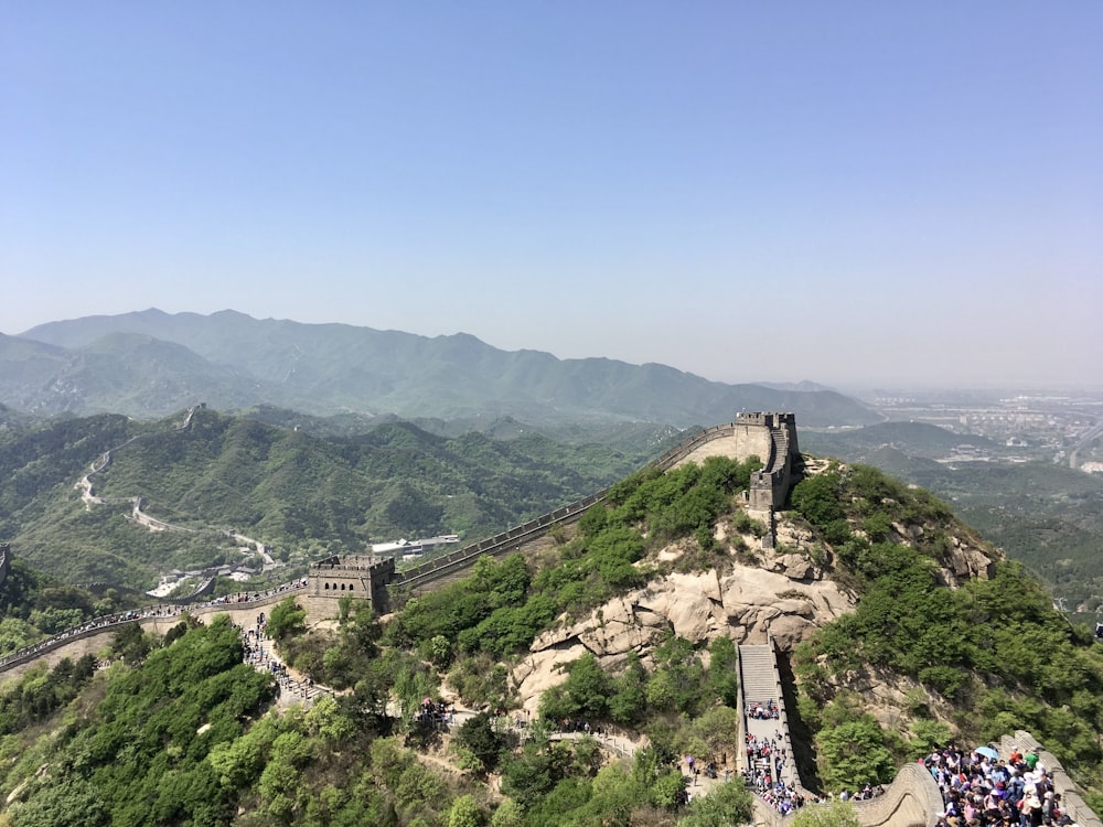 Luftaufnahme der Stadt auf dem Berg tagsüber