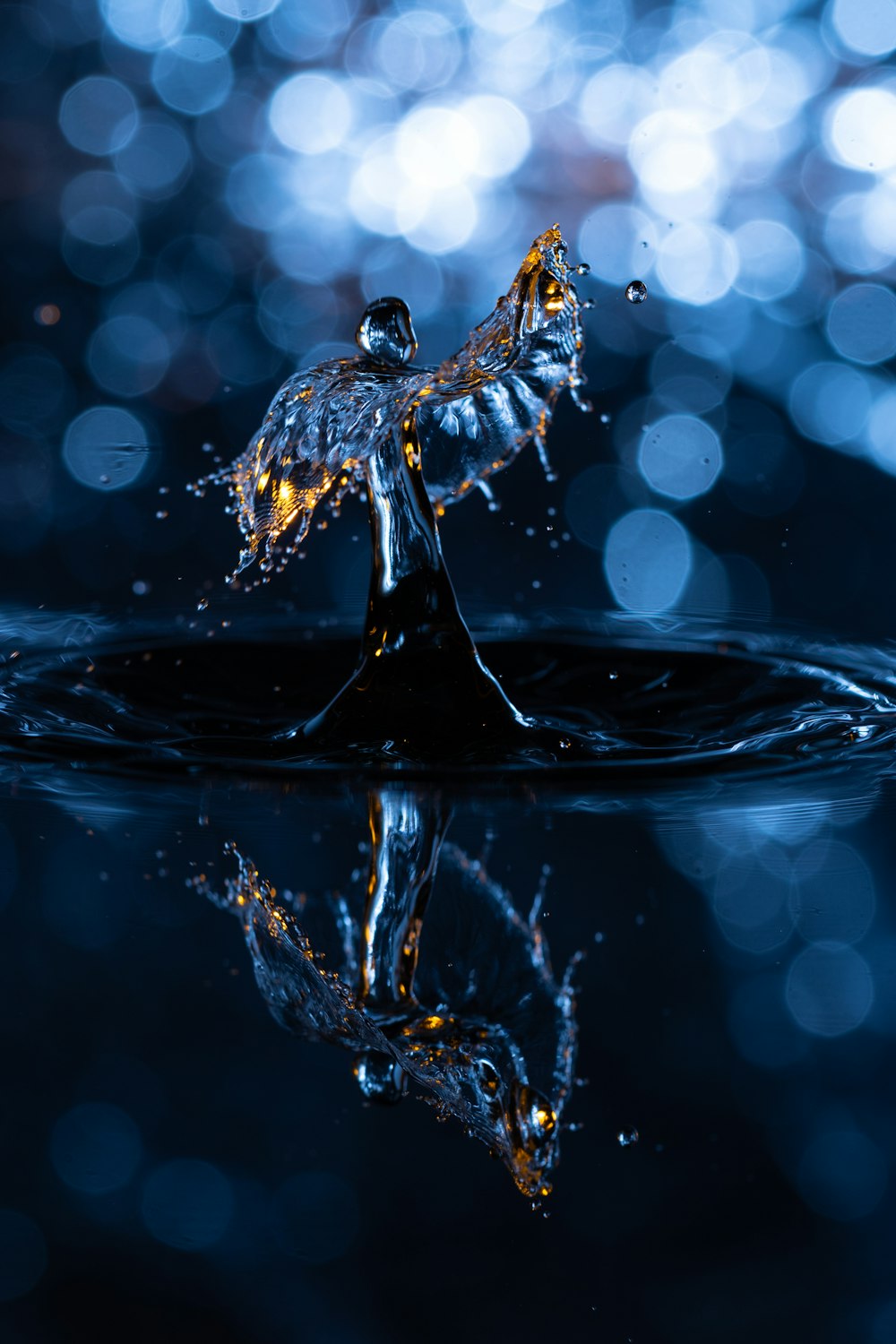 Wassertropfen auf Wasser in Nahaufnahmen