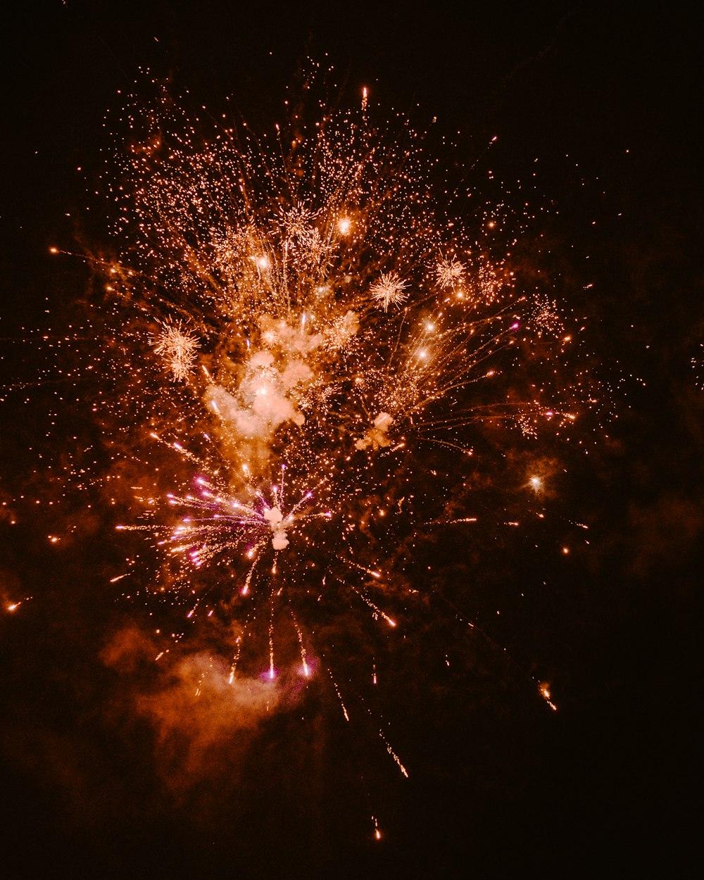 Gelbes Feuerwerk am Himmel während der Nacht