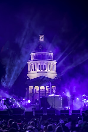 A stunning backdrop during Evaluna's live concert.