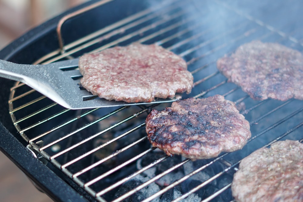 dorar la carne en una parrilla negra