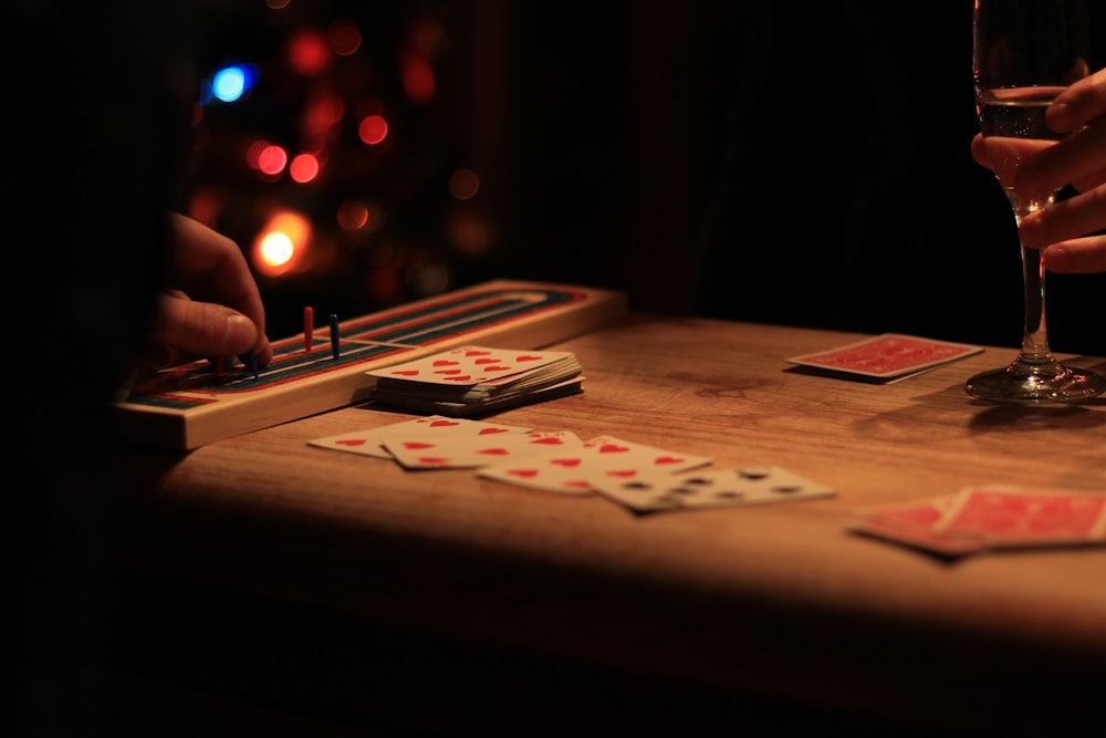 carte da gioco su tavolo di legno marrone