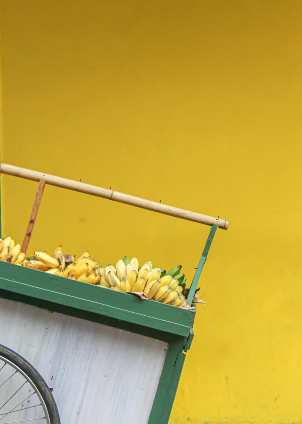 Fruit de banane jaune sur mur en bois vert