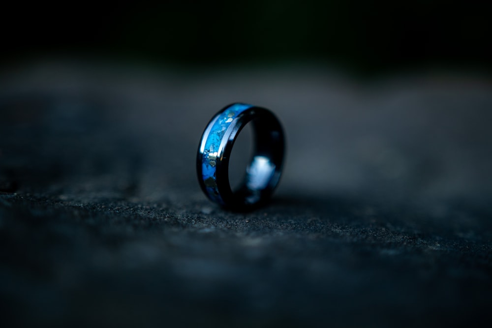 anel de prata na superfície preta