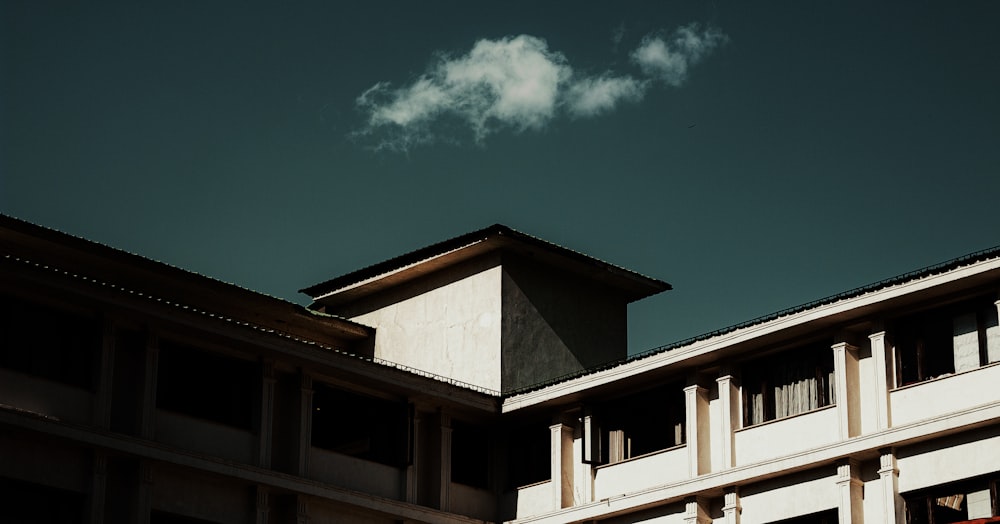 bâtiment en béton brun et blanc sous le ciel bleu pendant la journée