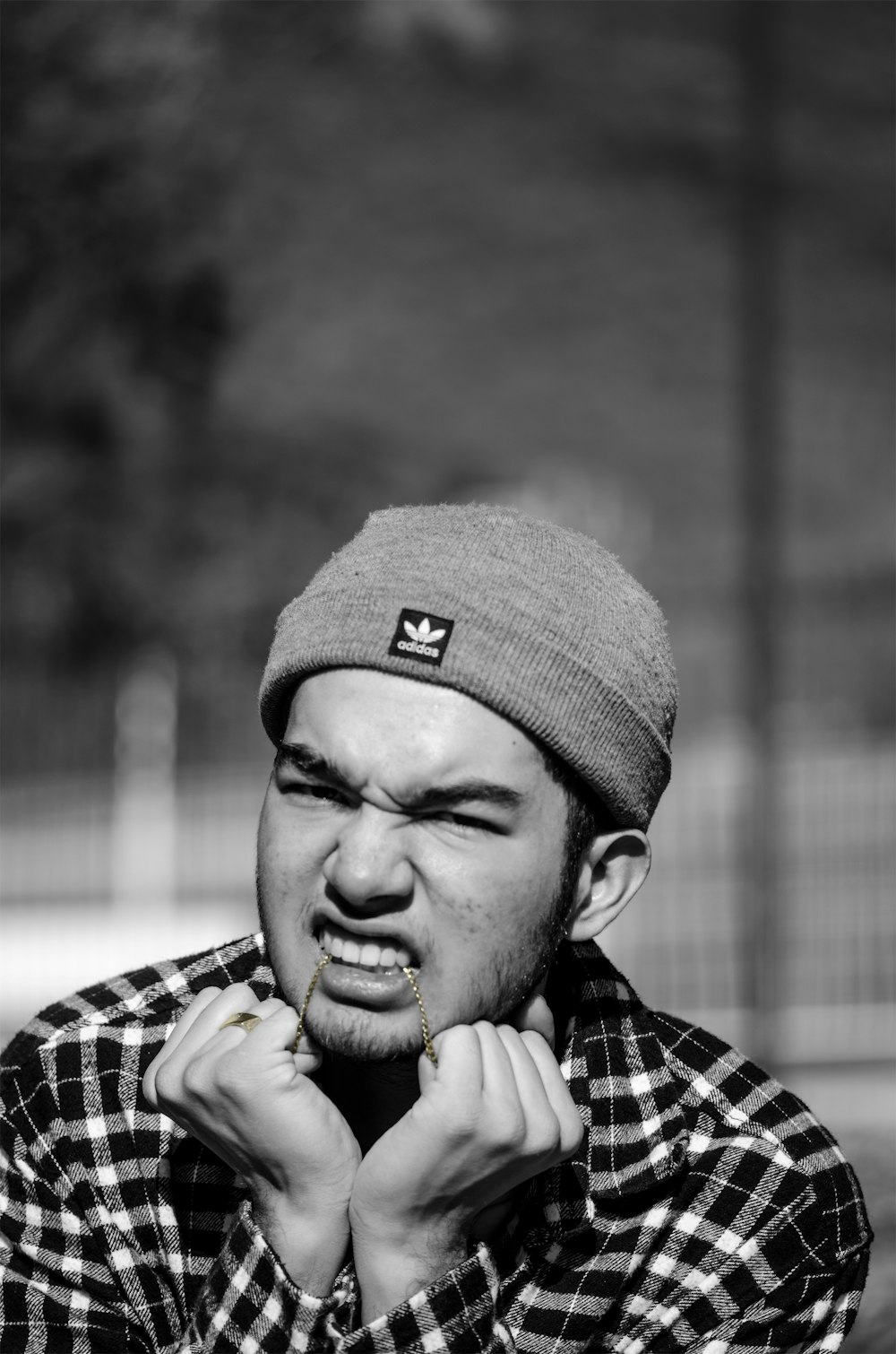 Hombre con gorra de punto negra y camisa a cuadros