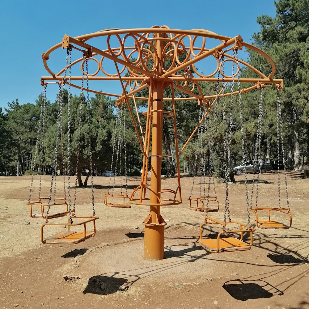 Brauner Metallturm tagsüber auf braunem Sand