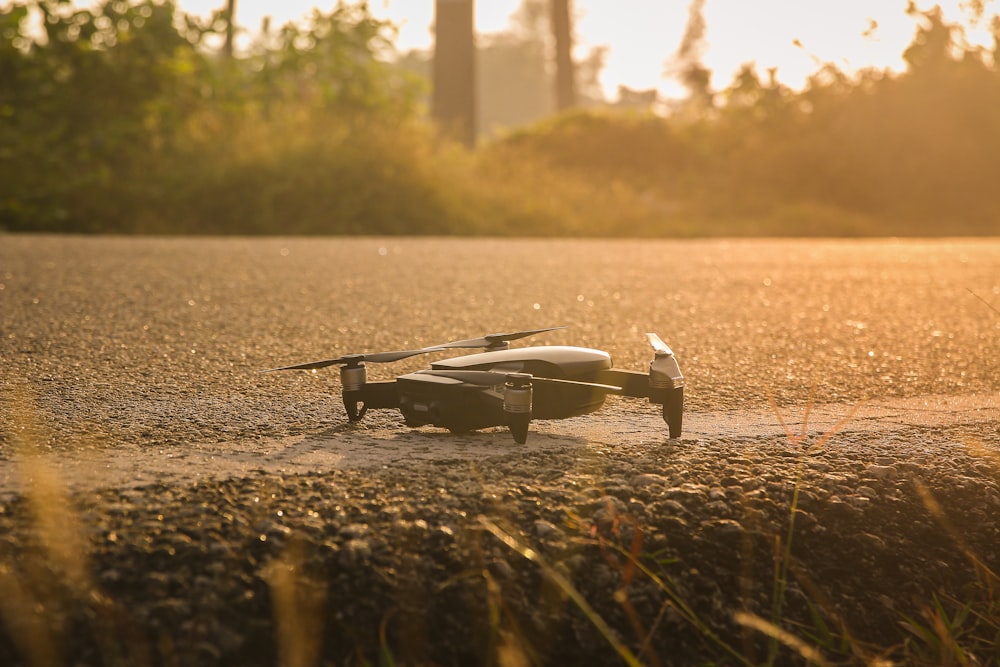 drone cinza e branco no solo durante o dia