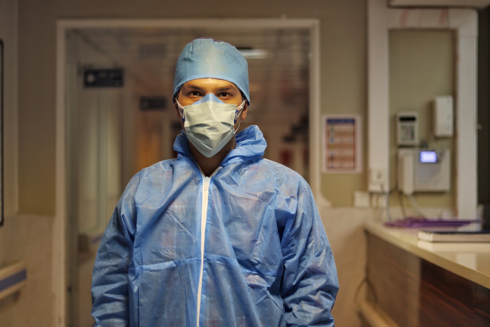 homme en veste zippée bleue portant une casquette blanche