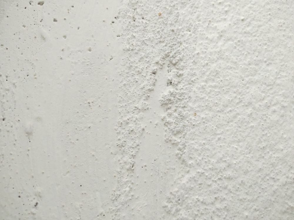그림자가 있는 흰색 콘크리트 벽