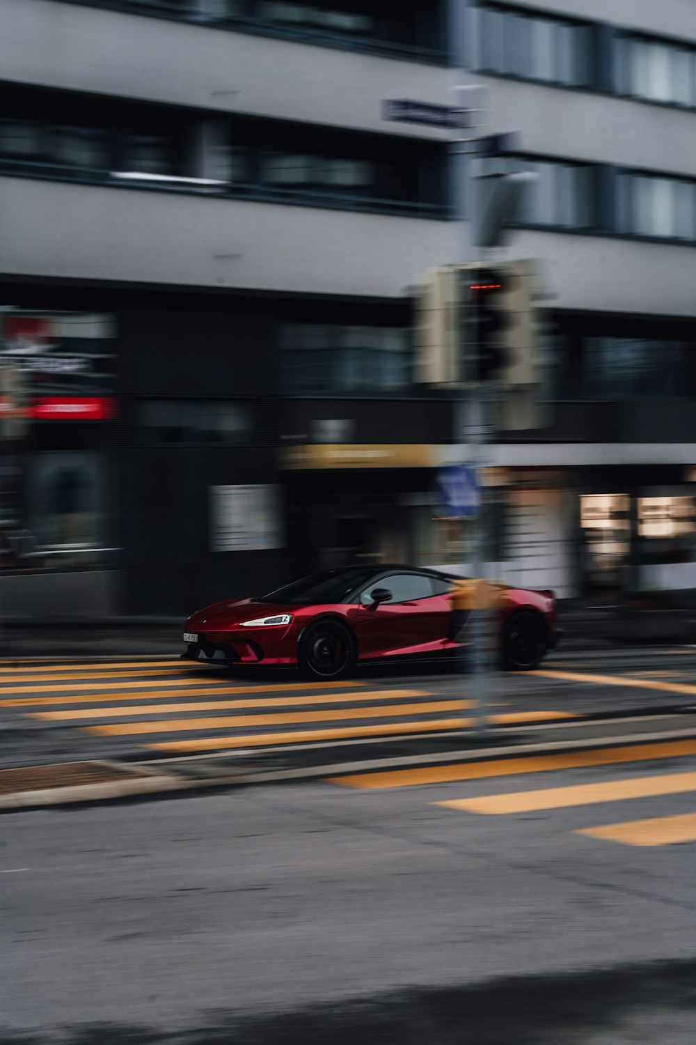 auto rossa su strada durante il giorno