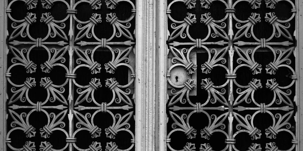 puerta de madera en blanco y negro