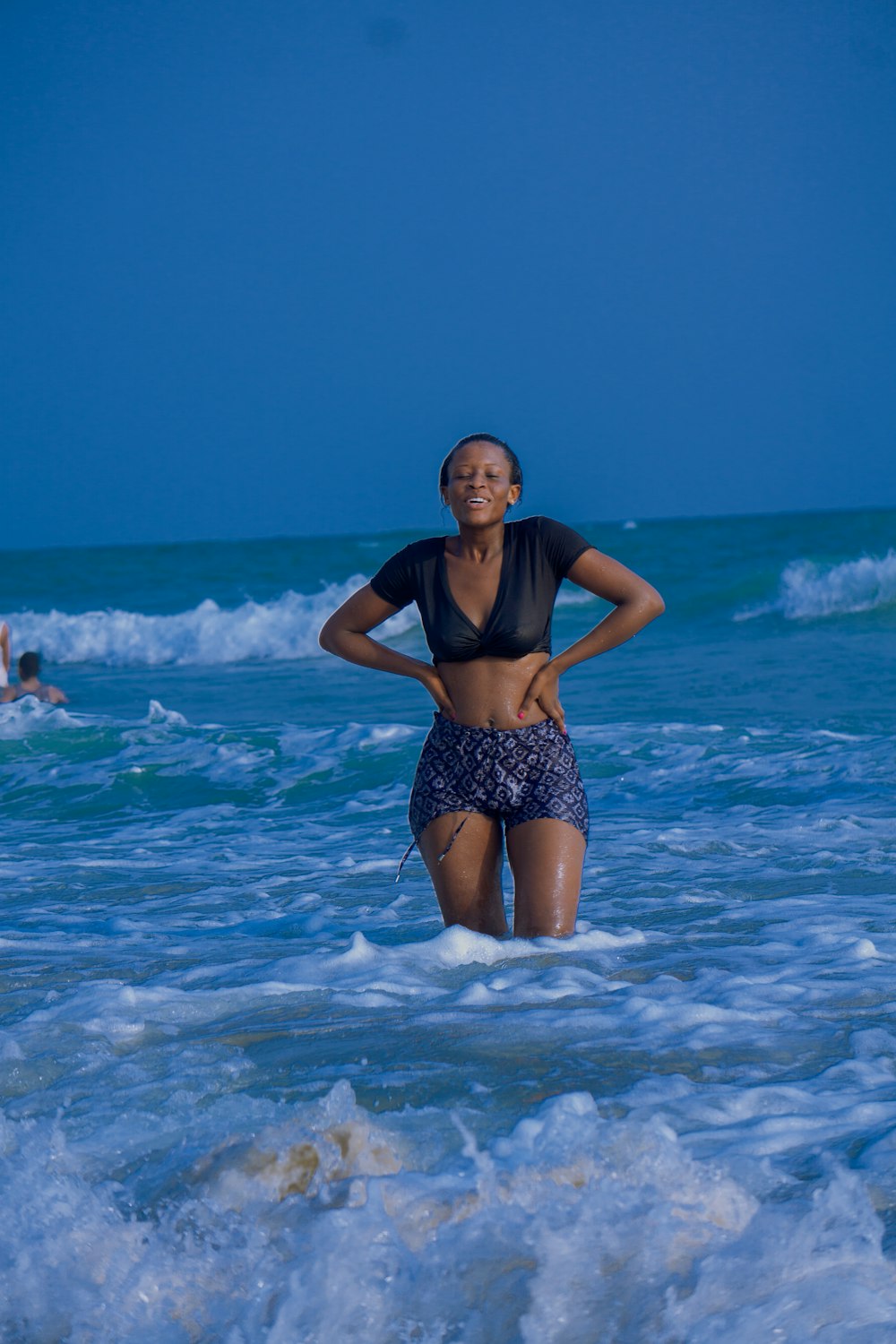 Femme en bikini noir et blanc debout sur la plage pendant la journée photo  – Photo Ghana Gratuite sur Unsplash