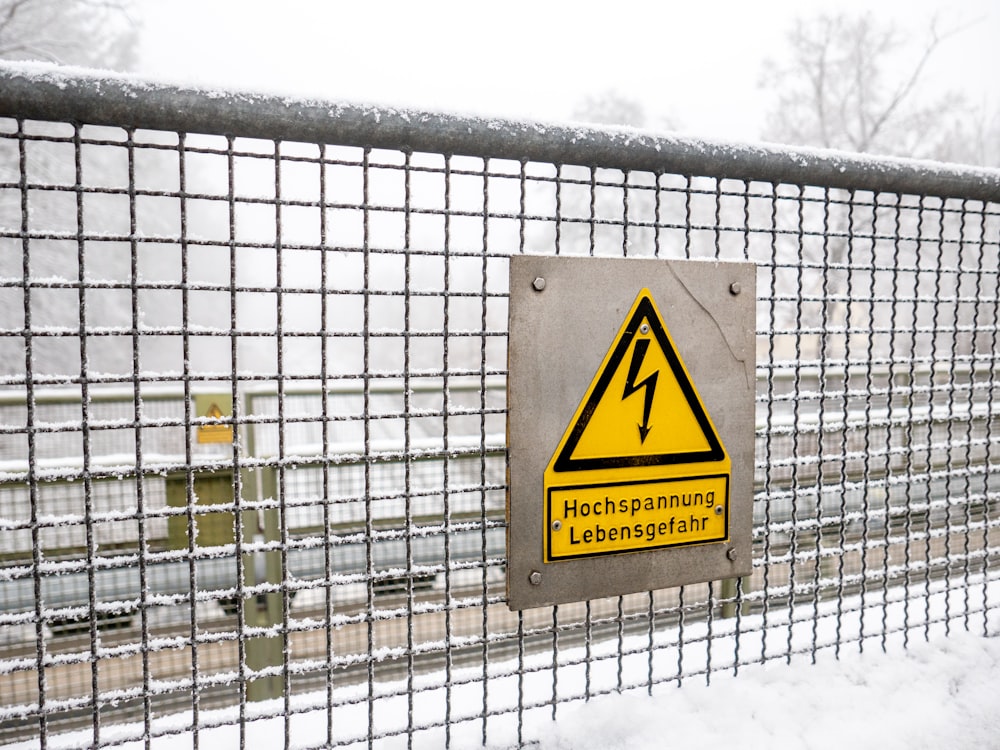 Panneau d’avertissement jaune et noir