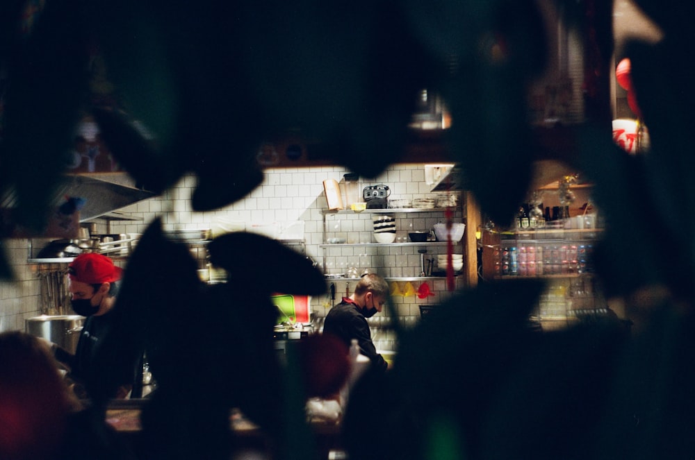 personas que caminan por la calle durante la noche