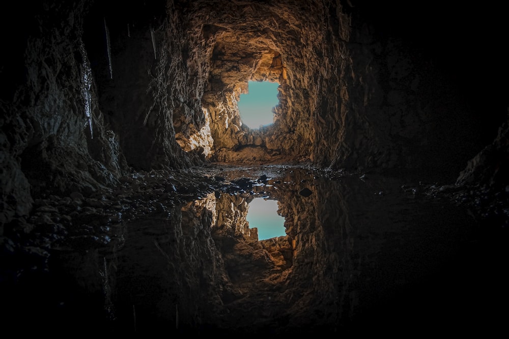 tunnel di cemento marrone durante il giorno