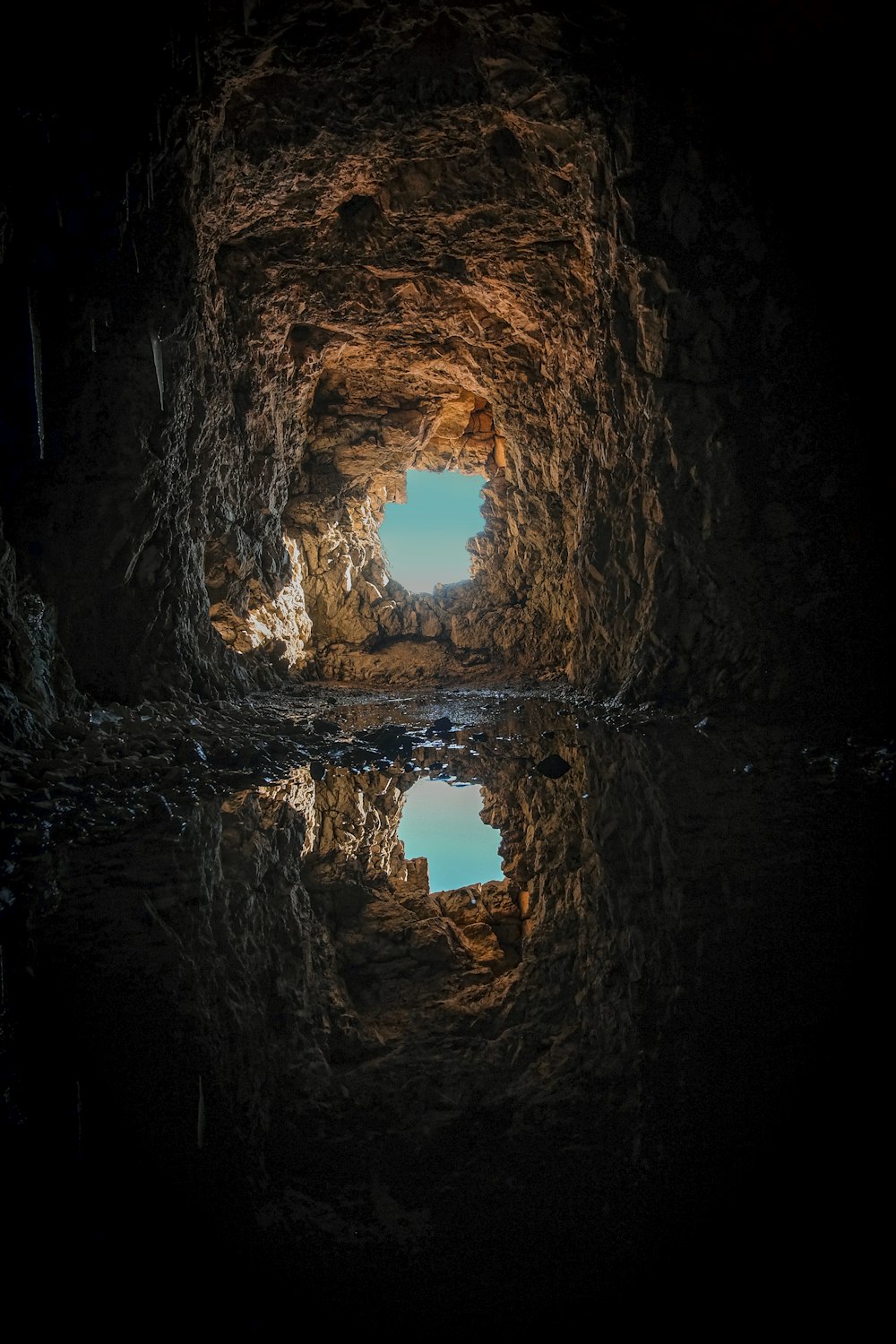 tunnel di cemento marrone durante il giorno