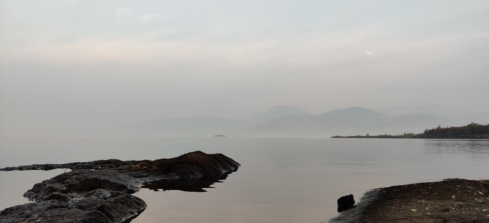 낮 동안 산 근처의 수역