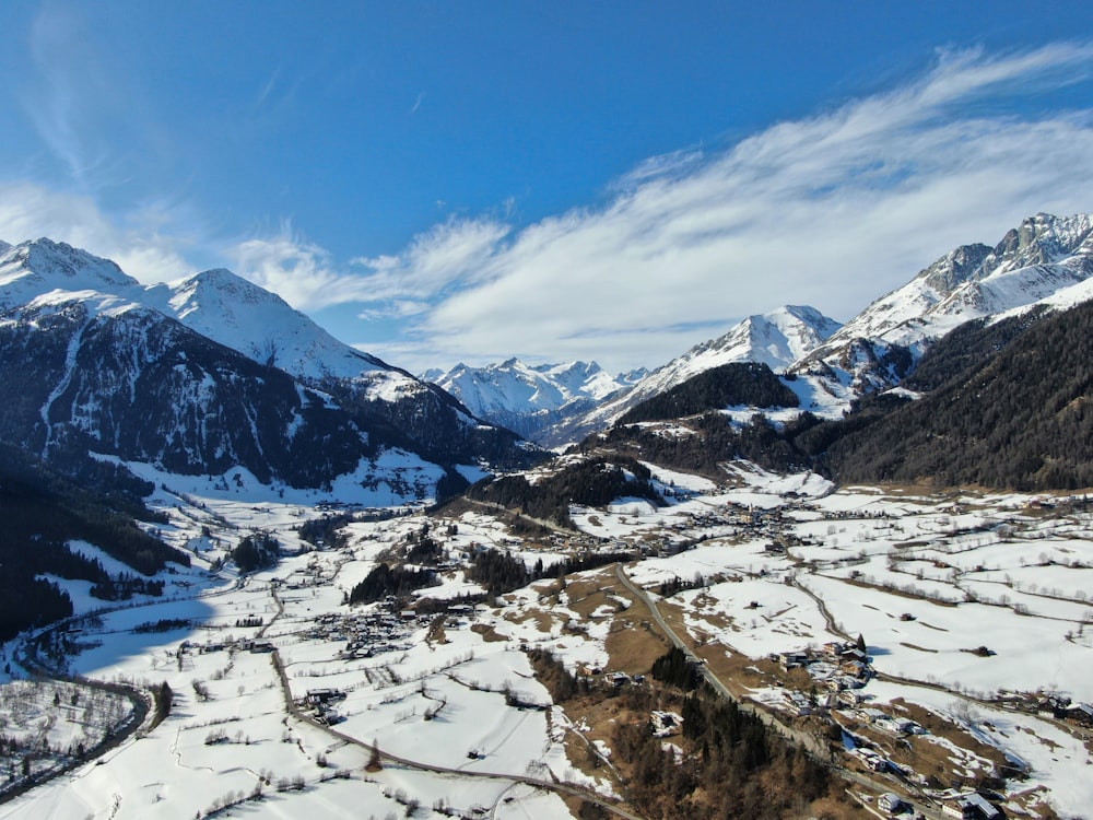 montagnes enneigées sous ciel bleu pendant la journée