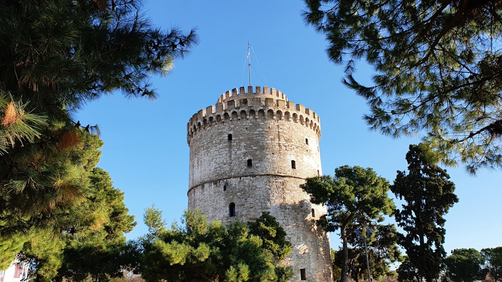 edificio in cemento marrone sotto il cielo blu durante il giorno