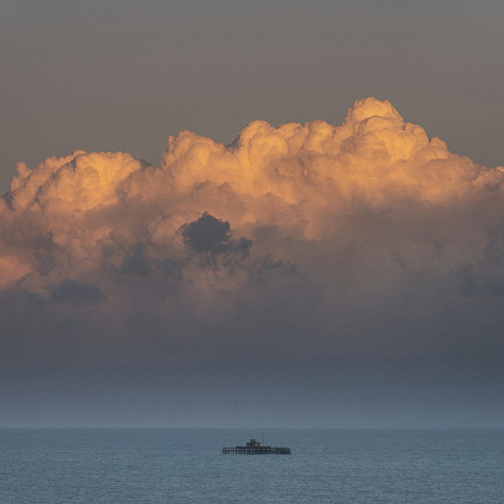 barca sul mare sotto il cielo nuvoloso durante il giorno