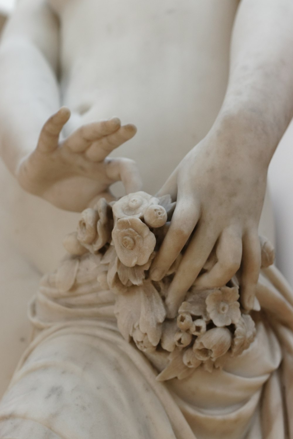 persona sosteniendo la figura de cerámica del ángel