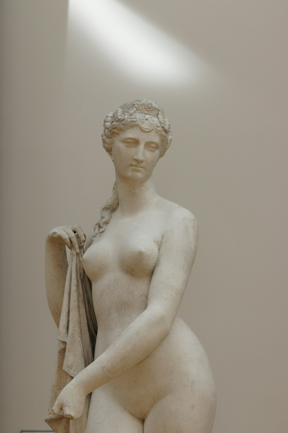 estatua de cerámica blanca de una mujer