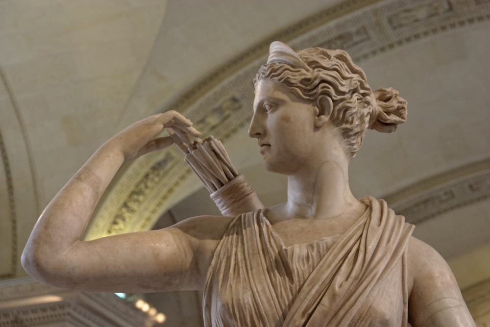 Statue de femme en robe marron