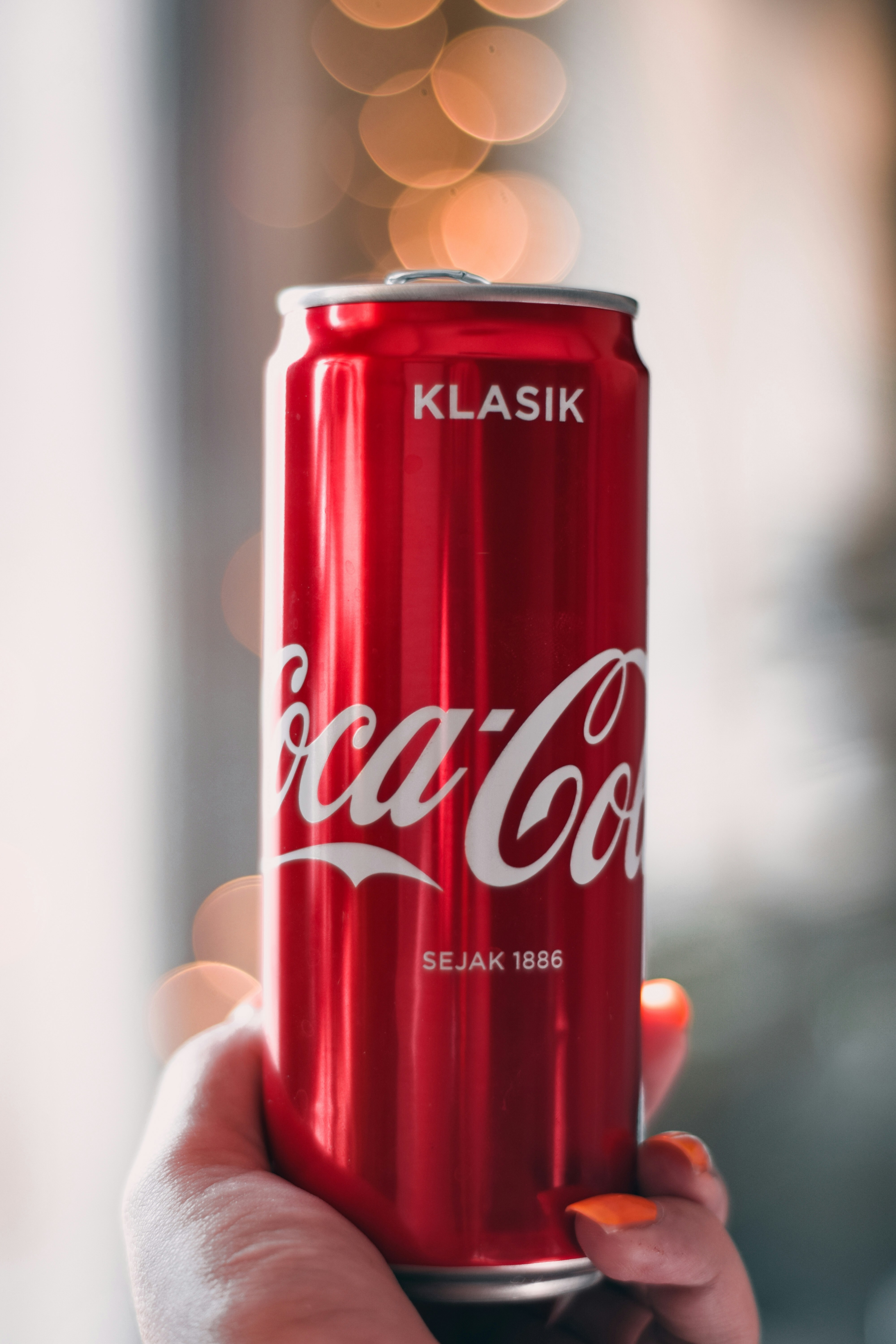 コカ コーラの缶を持っている人の写真 Unsplashで見つけるコークスの無料写真