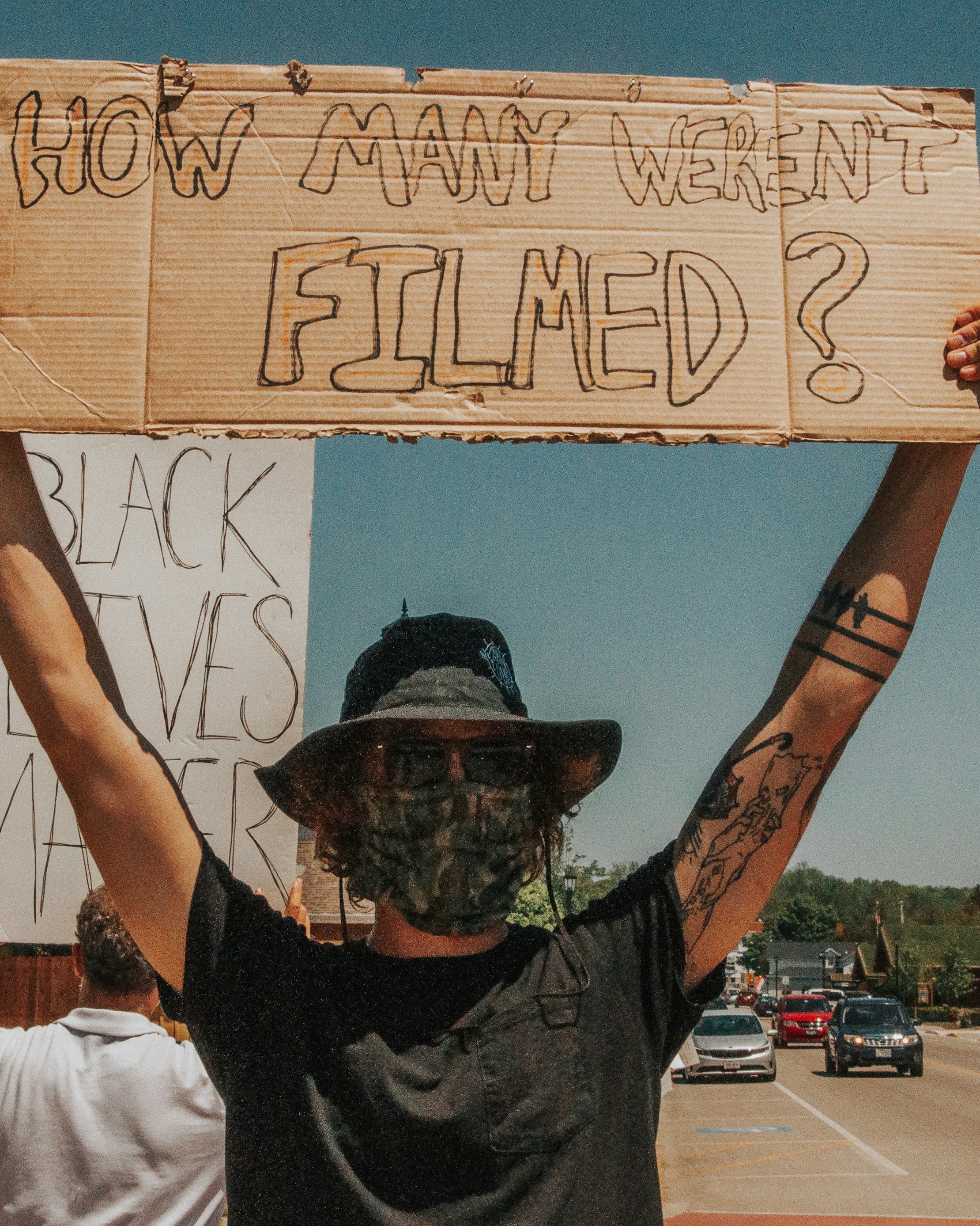 Hombre con sombrero negro y camisa blanca