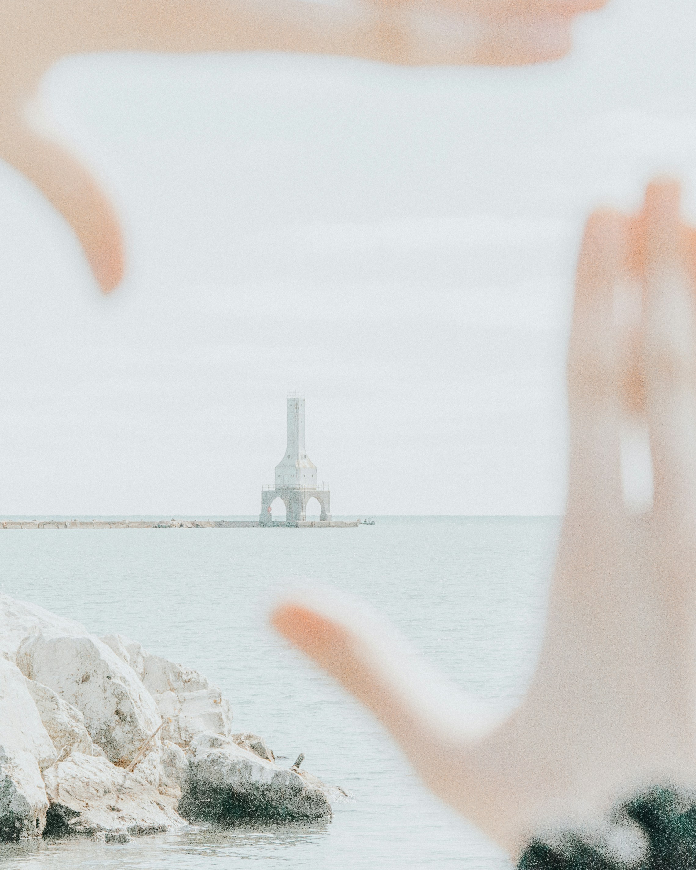Personas con la mano sobre hielo blanco