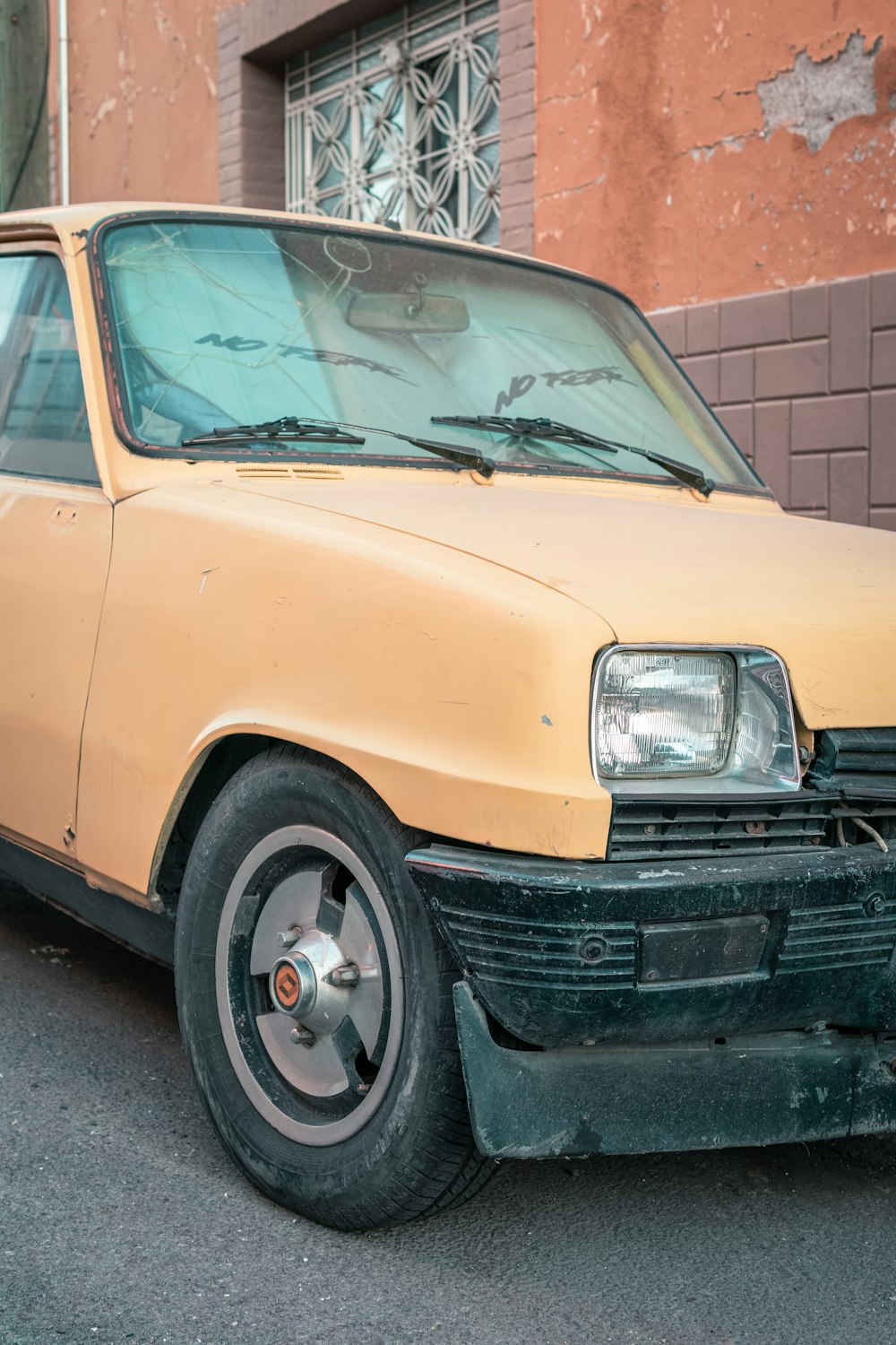 Gelbes Auto auf grauer Asphaltstraße