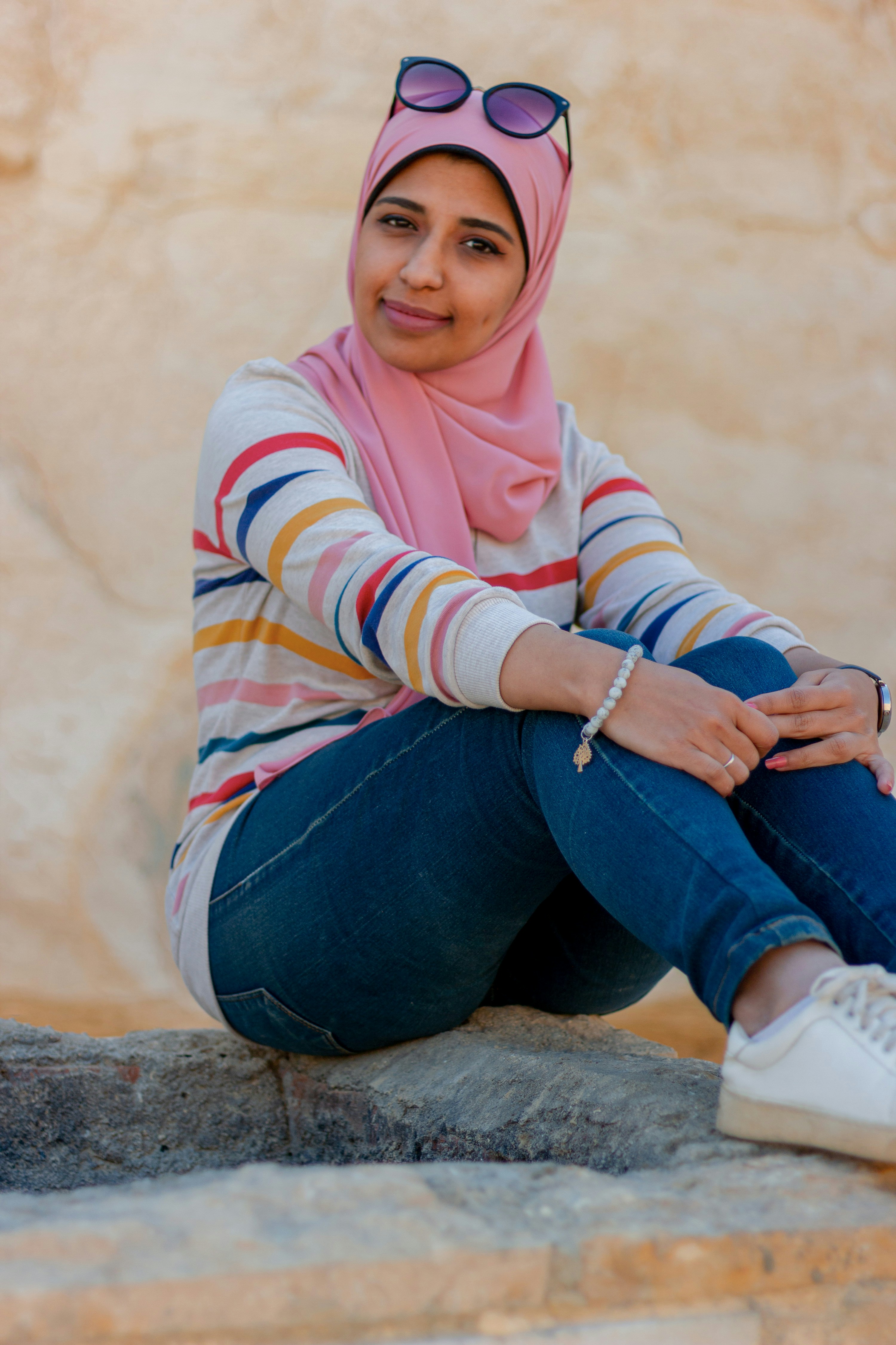Foto profil Siti, mahasiswi dengan ekspresi ceria dan hijab warna pastel
