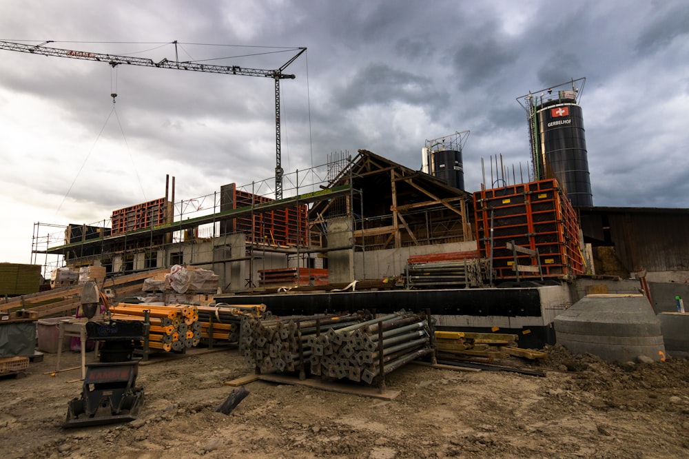 Un sitio de construcción con una grúa en el fondo