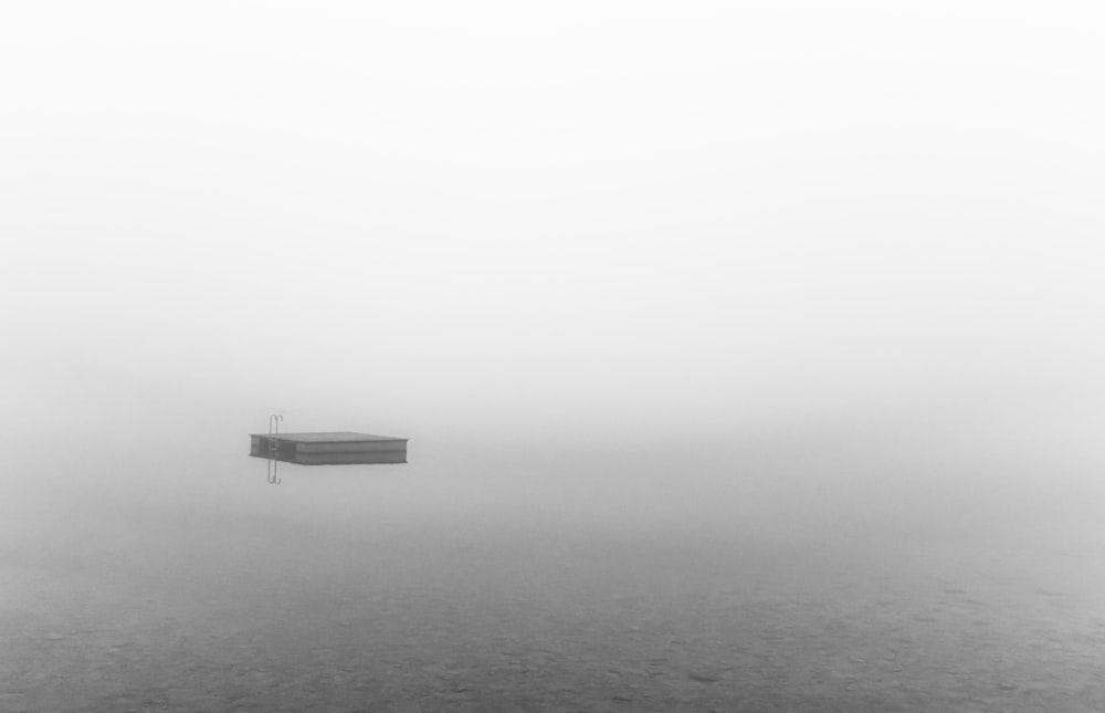 Bateau sur plan d’eau par temps de brouillard